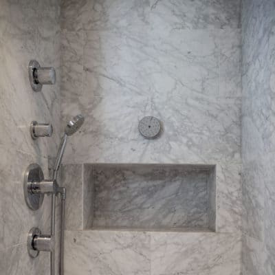 Salle de bain en marbre réalisée par archiwork
